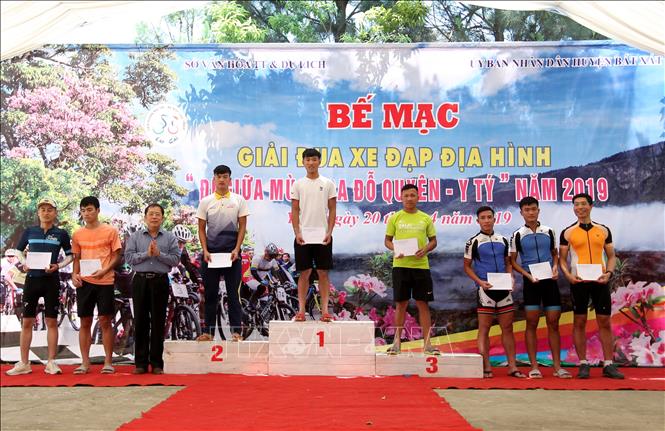 Trong ảnh: Trao thưởng cho các VĐV đoạt giải. Ảnh: Quốc Khánh - TTXVN