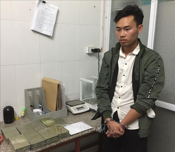 Đối tượng Giàng A Dủa cùng tang vật. Ảnh: TTXVN phát.