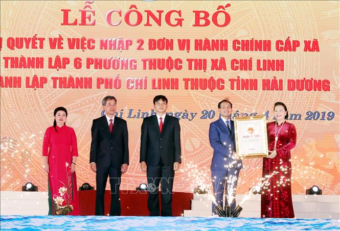 Chủ tịch Quốc hội Nguyễn Thị Kim Ngân trao Nghị quyết thành lập thành phố Chí Linh cho đại diện lãnh đạo thành phố. Ảnh: Trọng Đức – TTXVN