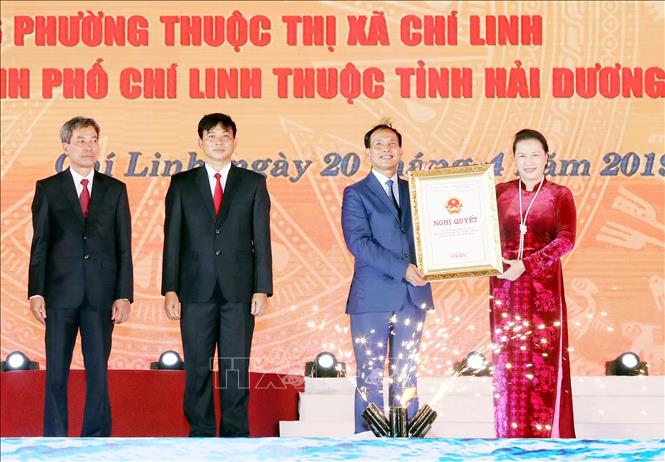Trong ảnh: Chủ tịch Quốc hội Nguyễn Thị Kim Ngân trao Nghị quyết thành lập thành phố Chí Linh cho đại diện lãnh đạo thành phố. Ảnh: Trọng Đức – TTXVN