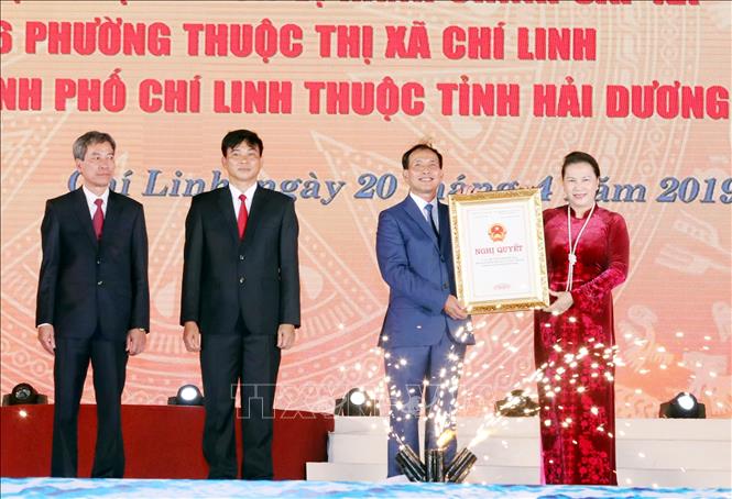 Trong ảnh: Chủ tịch Quốc hội Nguyễn Thị Kim Ngân trao Nghị quyết thành lập thành phố Chí Linh cho đại diện lãnh đạo thành phố. Ảnh: Trọng Đức – TTXVN