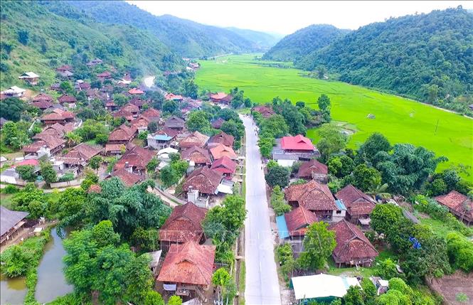 Trong ảnh: Vẻ đẹp của hàng trăm ngôi nhà Sàn truyền thống của người Thái ở bản Mường Pồn 1 nằm dọc hai bên tuyến Quốc lộ 12. Ảnh: Xuân Tiến-TTXVN.