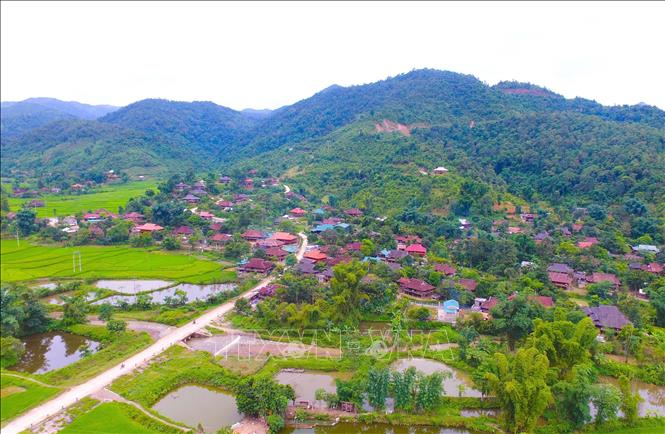Trong ảnh: Bản Cò Chạy 1 với những ngôi nhà sàn nằm dựa lưng vào núi mang một vẻ đẹp bình yên. Ảnh: Xuân Tiến-TTXVN.