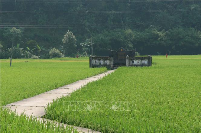 Trong ảnh: Bia tưởng niệm của di tích Mường Pồn- nơi anh hùng Bế Văn Đàn lấy thân mình làm giá súng. Ảnh: Xuân Tiến-TTXVN.