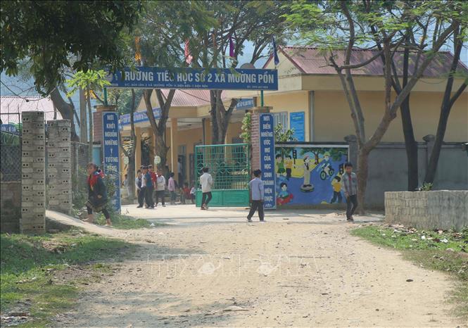 Trong ảnh: Trường Tiểu học số 2 xã Mường Pồn giúp con em các cộng đồng các dân tộc Thái, Kinh, Mông, Khơ-mú đi học thuận lợi. Ảnh: Xuân Tiến-TTXVN.