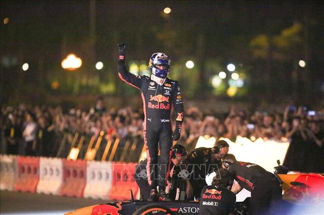 Photo: Former British Formula One driver David Coulthard after his performance at My Dinh Stadium. VNA Photo: Trọng Đạt