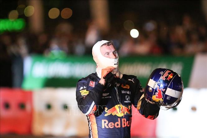 Photo: Former British Formula One driver David Coulthard takes off his helmet after his performance at My Dinh Stadium. VNA Photo: Trọng Đạt