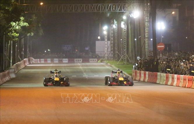 Photo: Two F1 cars race for speed at My Dinh Stadium. VNA Photo: Trọng Đạt