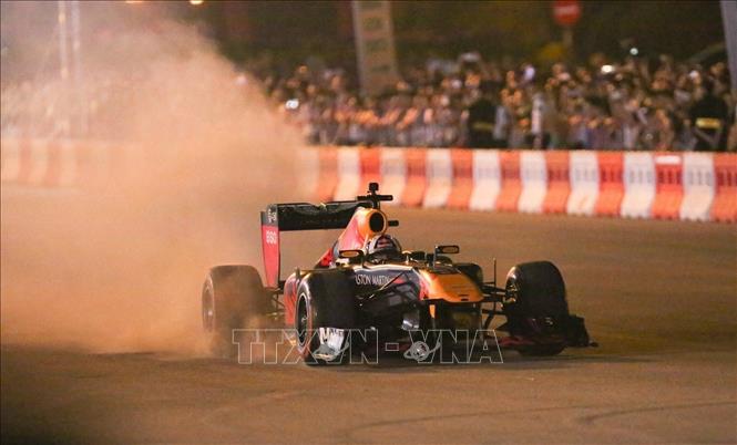 Photo: Former British Formula One driver David Coulthard performs a drift at My Dinh Stadium. VNA Photo: Trọng Đạt 