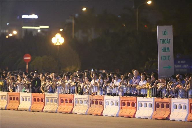 Photo: Thousands of fans gather at My Dinh Stadium to watch the F1 performance. VNA Photo: Trọng Đạt