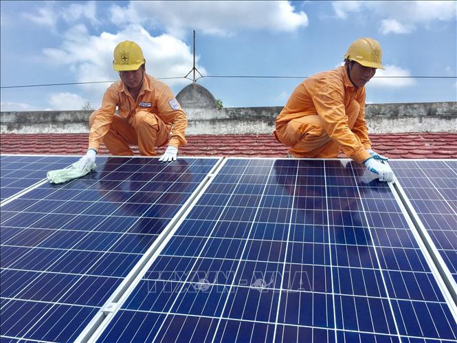 Trong ảnh: Công nhân điện lực huyện Hòa Thành (Tây Ninh) kiểm tra chất lượng các tấm pin năng lượng mặt trời lắp đặt tại nhà dân. Ảnh: Thanh Tân-TTXVN