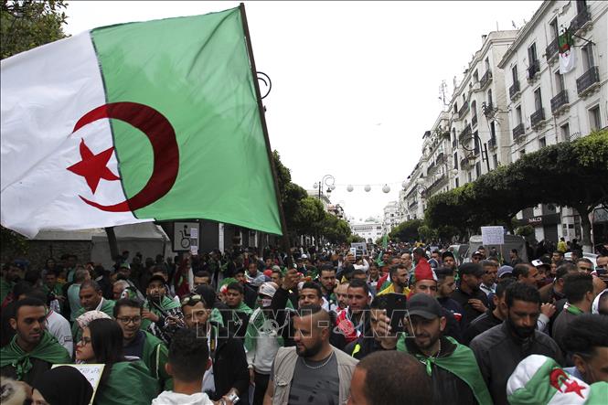 Trong ảnh: Người biểu tình phản đối tham nhũng tập trung tại thủ đô Algiers, Algeria, ngày 19/4/2019. Ảnh: AFP/ TTXVN