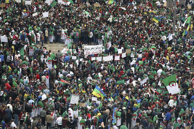 Trong ảnh: Người biểu tình phản đối tham nhũng tập trung tại thủ đô Algiers, Algeria, ngày 19/4/2019. Ảnh: AFP/ TTXVN
