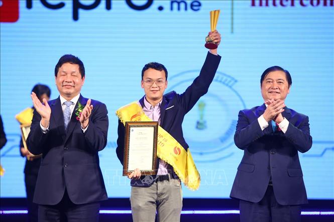 Trong ảnh: Chủ nhiệm Ủy ban Khoa học, Công nghệ và Môi trường của Quốc hội Phan Xuân Dũng (phải) và Chủ tịch VINASA Trương Gia Bình trao Danh hiệu Top 10 Sao Khuê 2019 cho Công ty Cổ phần viễn thông Intercom Việt Nam. Ảnh: Minh Quyết - TTXVN