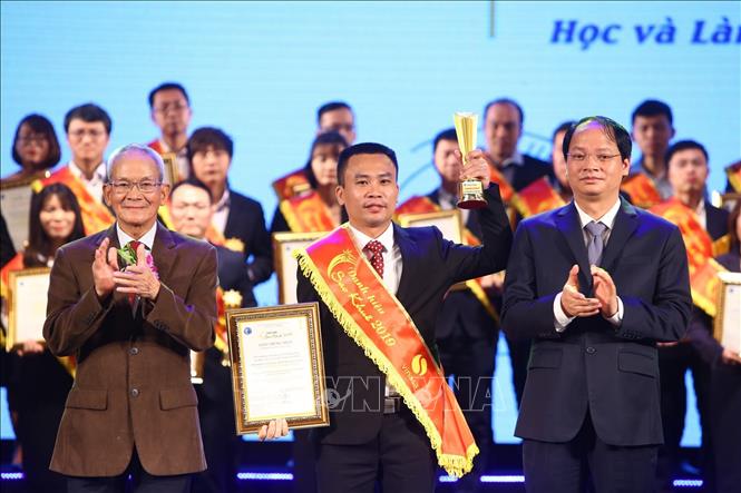 Trong ảnh: Ban tổ chức trao Danh hiệu Sao Khuê 2019 cho các đề cử xuất sắc. Ảnh: Minh Quyết - TTXVN