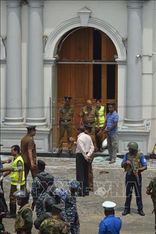 Trong ảnh: Lực lượng an ninh gác tại hiện trường vụ nổ phía trước nhà thờ ở Colombo, Sri Lanka, ngày 21/4/2019. Ảnh: THX/ TTXVN