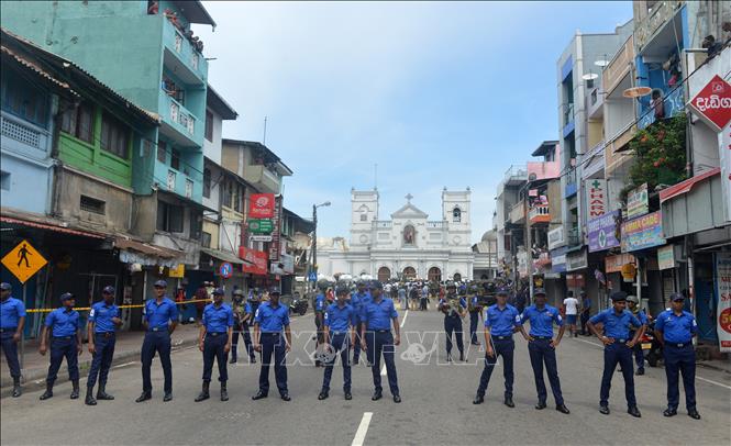 Trong ảnh: Lực lượng an ninh Sri Lanka được triển khai bên ngoài nhà thờ ở Kochchikade, thủ đô Colombo sau hàng loạt vụ nổ, ngày 21/4/2019. Ảnh: AFP/TTXVN