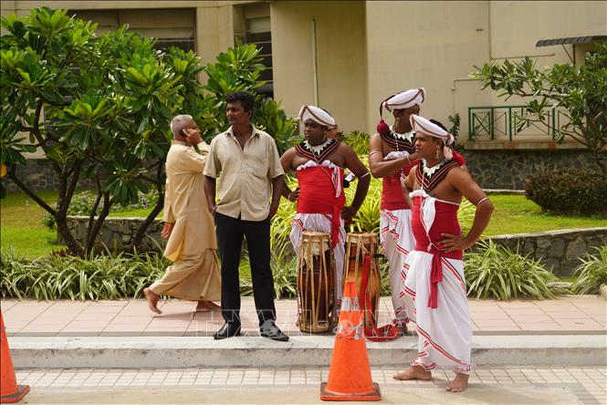 Trong ảnh: Các vũ công sơ tán ra bên ngoài khách sạn nơi xảy ra vụ nổ, Colombo, Sri Lanka, ngày 21/4/2019. Ảnh: THX/ TTXVN