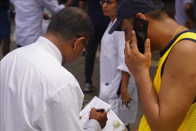 Trong ảnh: Nhân viên khách sạn ở Colombo, Sri Lanka, kiểm tra danh sách khách thuê phòng sau khi xảy ra vụ nổ  ngày 21/4/2019. Ảnh: THX/ TTXVN