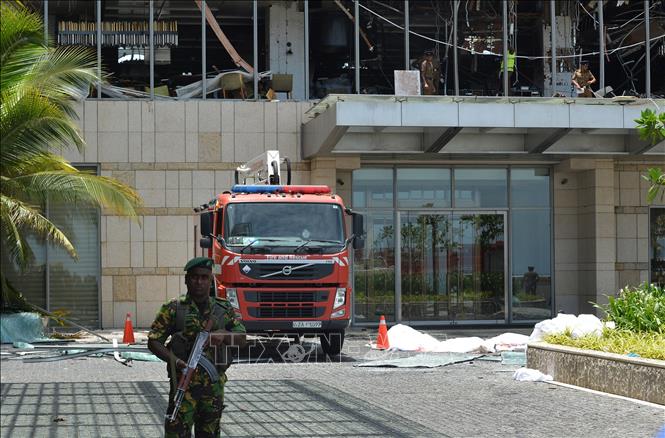 Trong ảnh: Lực lượng an ninh gác tại hiện trường vụ nổ ở khách sạn Shangri-La, thủ đô Colombo, Sri Lanka, ngày 21/4/2019. Ảnh: AFP/ TTXVN