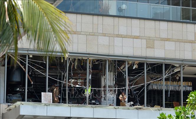 Trong ảnh: Cảnh sát được triển khai tại hiện trường vụ nổ ở khách sạn Shangri-La, thủ đô Colombo, Sri Lanka, ngày 21/4/2019. Ảnh: AFP/ TTXVN