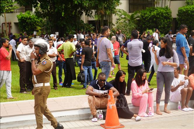 Trong ảnh: Người dân sơ tán ra bên ngoài khách sạn, nơi xảy ra vụ nổ ở thủ đô Colombo, Sri Lanka, ngày 21/4/2019. Ảnh: THX/ TTXVN