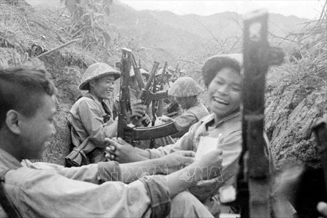 Trong ảnh: Phút nghỉ ngơi của các chiến sĩ giữa hai trận đánh. Tuy gian khổ, khốc liệt nhưng các cán bộ, chiến sĩ của ta vẫn luôn lạc quan, yêu đời. Những lá thư nhà đọc cho đồng đội nghe trong chiến hào là nguồn cổ vũ tinh thần mãnh liệt, tiếp thêm sức mạnh cho các chiến sĩ vững tâm vượt qua khó khăn để chiến đấu. Ảnh: Tư liệu TTXVN
