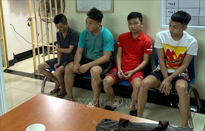 Trong ảnh: Các đối tượng tại cơ quan chức năng. Ảnh: Nguyễn Hoàng-TTXVN