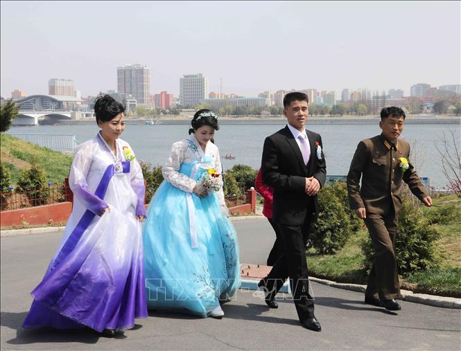 Trong ảnh: Cô dâu chú rể chụp ảnh lưu niệm tại Thủ đô Bình Nhưỡng. Ảnh: Phương Hoa - TTXVN