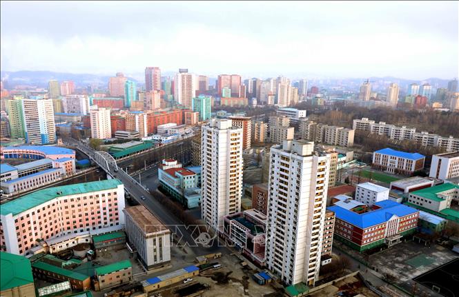 Trong ảnh: Nhiều chung cư cao tầng được xây dựng phục vụ chỗ ở cho người dân ở Thủ đô Bình Nhưỡng. Ảnh: Phương Hoa - TTXVN