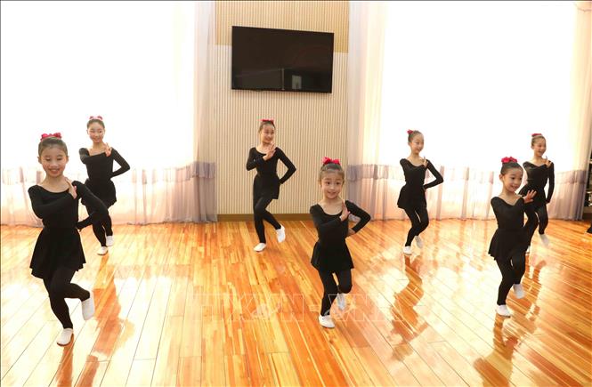 Trong ảnh: Triều Tiên rất chú trọng đến việc phát triển toàn diện con người, học sinh được tham gia các lớp học nghệ thuật. Ảnh: Phương Hoa- TTXVN