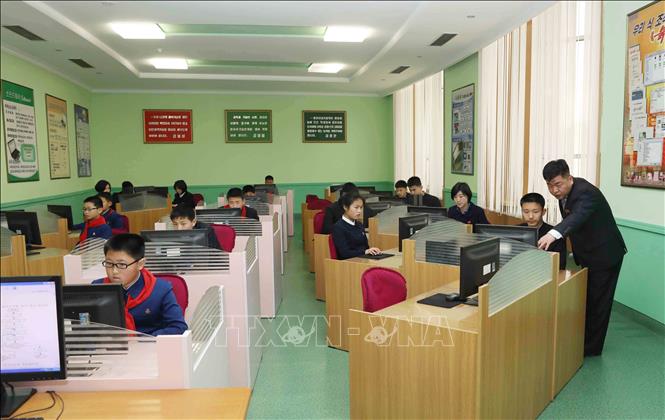 Trong ảnh: Lớp dạy lập trình tại Cung Học sinh Thiếu niên Vạn Cảnh Đài. Ảnh: Phương Hoa - TTXVN