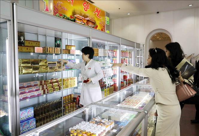 Trong ảnh: Một gian hàng dược phẩm ở Bình Nhưỡng. Ảnh: Phương Hoa - TTXVN