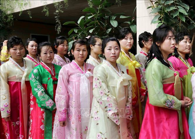 Trong ảnh: Phụ nữ Triều Tiên mặc trang phục truyền thống vào xem Triển lãm hoa Kim Nhật Thành. Ảnh: Phương Hoa - TTXVN