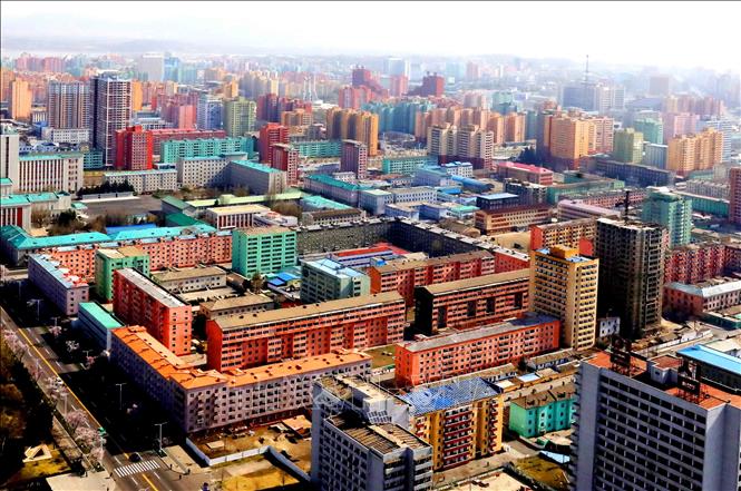 Trong ảnh: Những ngôi nhà cao tầng được sơn nhiều màu sắc mang dáng vẻ hiện đại cho Thủ đô Bình Nhưỡng. Ảnh: Phương Hoa- TTXVN