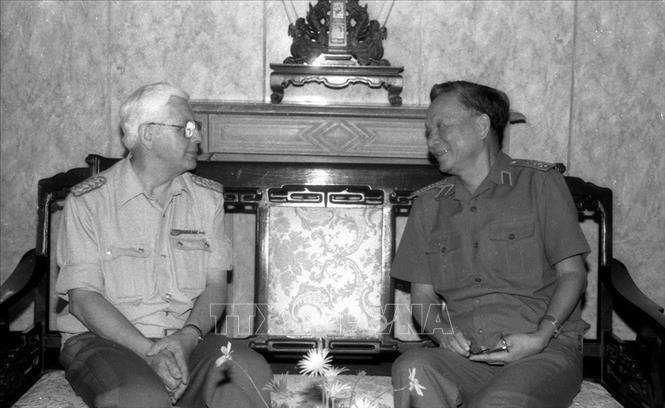 Trong ảnh: Ðại tướng Lê Ðức Anh, Bộ trưởng Bộ Quốc phòng tiếp Thượng tướng Horst Brünner, Thứ trưởng Bộ Quốc phòng CHDC Đức sang thăm, làm việc tại Việt Nam, sáng 26/4/1988. Ảnh: Hồng Thụ - TTXVN