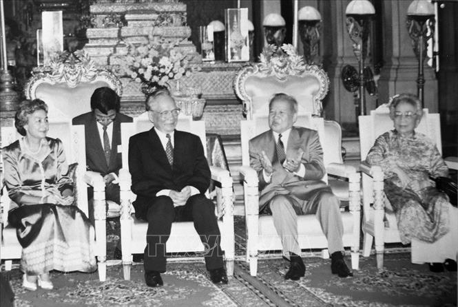 Trong ảnh: Quốc vương Campuchia Norodom Sihanouk và Hoàng hậu tiếp Chủ tịch nước Lê Đức Anh và Phu nhân thăm chính thức Campuchia, ngày 8/8/1995, tại Phnom Penh. Ảnh: Cao Phong – TTXVN