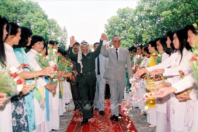 Trong ảnh: Chủ tịch nước Lê Đức Anh đón Tổng thống Palestine Yasser Arafat sang thăm Việt Nam (1993), tại Hà Nội. Ảnh: Cao Phong – TTXVN
