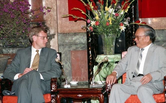 Trong ảnh: Chủ tịch nước Lê Đức Anh tiếp Thủ tướng Vương quốc Thụy Điển Carl Bildt, chiều 7/4/1994 tại Phủ Chủ tịch, nhân chuyến thăm hữu nghị chính thức Việt Nam. Ảnh: Minh Ðạo – TTXVN