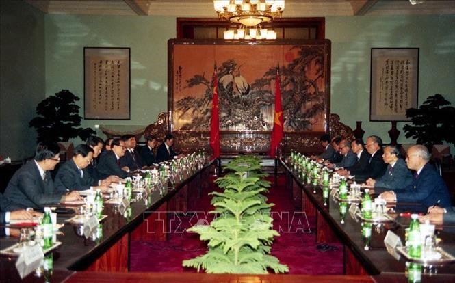 Trong ảnh: Chủ tịch nước Lê Đức Anh hội đàm với Chủ tịch Trung Quốc Giang Trạch Dân tại Đại Lễ đường nhân dân ở thủ đô Bắc Kinh, ngày 9/11/1993, trong chuyến thăm hữu nghị chính thức Trung Quốc từ 9-15/11/1993. Ảnh: Cao Phong – TTXVN