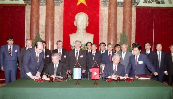 Trong ảnh: Chủ tịch nước Lê Đức Anh và Tổng thống Uzebekistan Islam Karimov ký hiệp ước hợp tác giữa hai nước, ngày 28/3/1996, tại Hà Nội. Ảnh: Minh Điền-TTXVN
