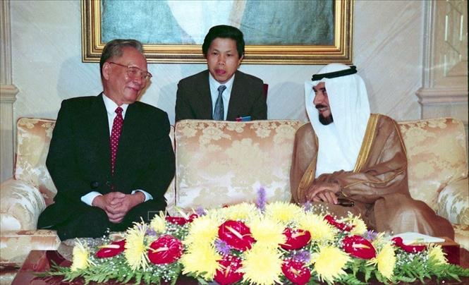Trong ảnh: Quốc vương Kuwait Jaber Al-Ahmad Al-Sabah đón Chủ tịch nước Lê Đức Anh thăm hữu nghị chính thức Kuwait, ngày 1/5/1995. Ảnh: Cao Phong – TTXVN