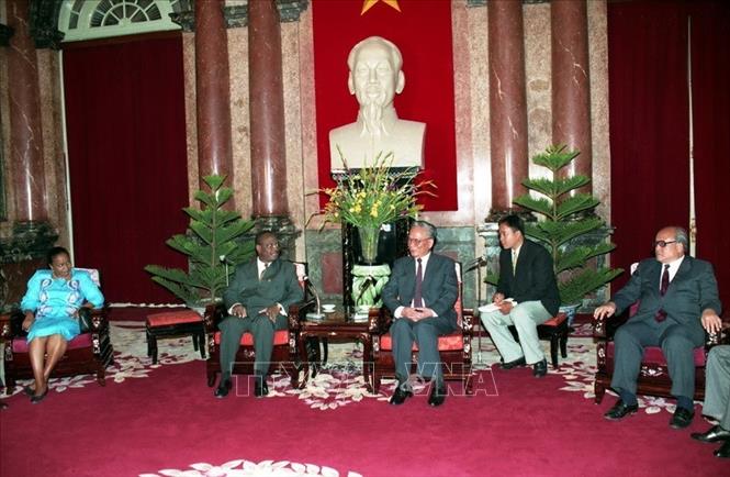 Trong ảnh: Chủ tịch nước Lê Đức Anh tiếp Thủ tướng Cộng hòa Mali Ibrahim Boubacar Keïta, sáng 23/8/1994, tại Phủ Chủ tịch. Ảnh: Minh Ðạo – TTXVN