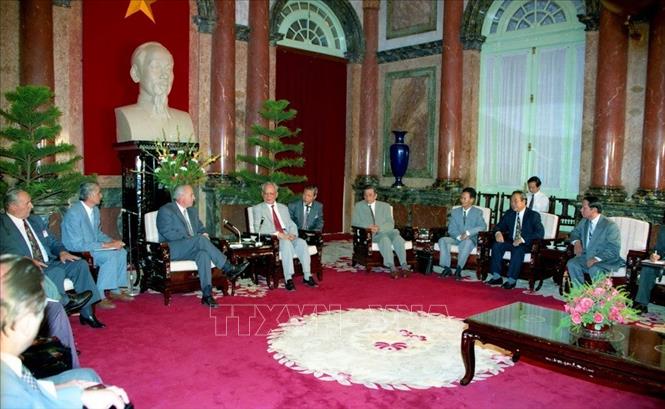 Trong ảnh: Chủ tịch nước Lê Đức Anh tiếp Thủ tướng Romania Nicolae Văcăroiu, sáng 8/7/1995, tại Phủ Chủ tịch. Ảnh: Minh Ðạo – TTXVN
