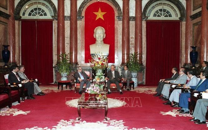 Trong ảnh: Chủ tịch nước Lê Đức Anh tiếp Chủ tịch Hạ viện Cộng hòa Séc Milan Uhde, ngày 31/3/1994, tại Phủ Chủ tịch. Ảnh: Kim Hùng-TTXVN