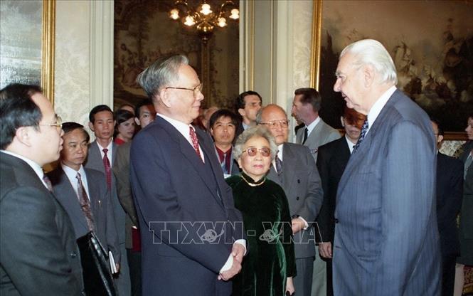 Trong ảnh: Chủ tịch Thượng viện Pháp René Monory tiếp Chủ tịch nước Lê Đức Anh, ngày 11/5/1995, tại thủ đô Paris, nhân dịp tham dự Lễ kỷ niệm 50 năm Ngày chiến thắng phát xít. Ảnh: Cao Phong – TTXVN