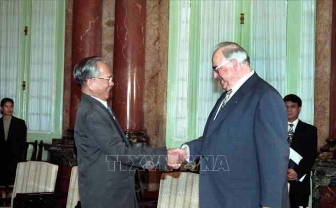 Trong ảnh: Chủ tịch nước Lê Đức Anh tiếp Thủ tướng CHLB Đức Helmut Kohl thăm chính thức Việt Nam, ngày 17/11/1995, tại Hà Nội. Ảnh: Minh Ðạo – TTXVN