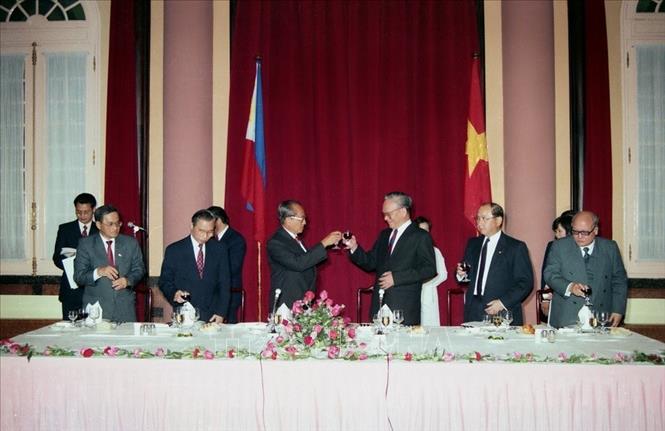 Trong ảnh: Chủ tịch nước Lê Đức Anh chiêu đãi Tổng thống Philippines Fidel V. Ramos, tối 28/3/1994, tại Phủ Chủ tịch. Ảnh: Trần Sơn-TTXVN