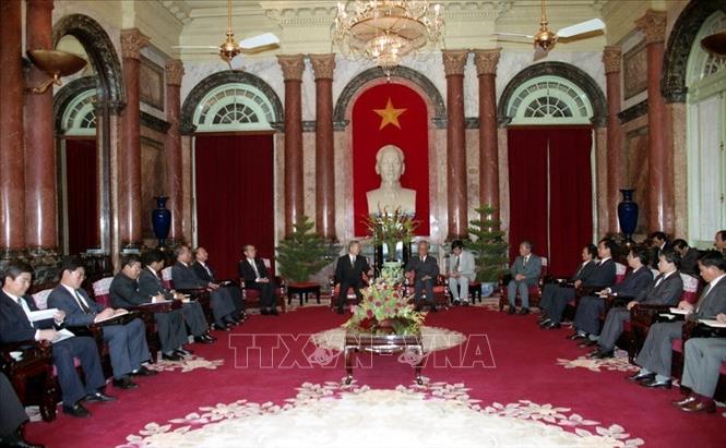 Trong ảnh: Chủ tịch nước Lê Đức Anh tiếp Thủ tướng Hàn Quốc Lee Yung-dug, ngày 30/8/1994, tại Phủ Chủ tịch. Ảnh: Minh Ðạo - TTXVN
