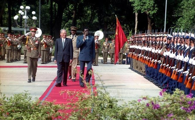 Trong ảnh: Chủ tịch nước Lê Đức Anh và Tổng thống Cộng hòa Togo Gnassingbé Eyadéma duyệt dội danh dự tại Lễ đón, ngày 1/11/1995, tại Hà Nội, trong chuyến thăm chính thức Việt Nam. Ảnh: Kim Hùng - TTXVN